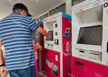 En la terminal del parque del Amor había filas de usuarios que seguían acudiendo para la credencialización.