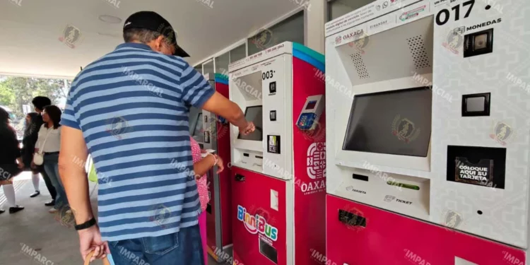En la terminal del parque del Amor había filas de usuarios que seguían acudiendo para la credencialización.