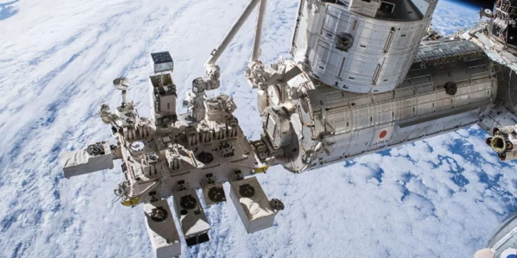 Tensión en el espacio: NASA ordena a astronautas refugiarse por fuga de aire en la Estación Espacial Internacional