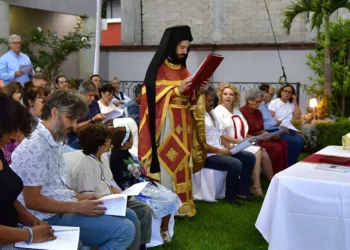 Fotos: Rubén Morales // Familias de la comunidad local participaron con devoción en la ceremonia litúrgica.