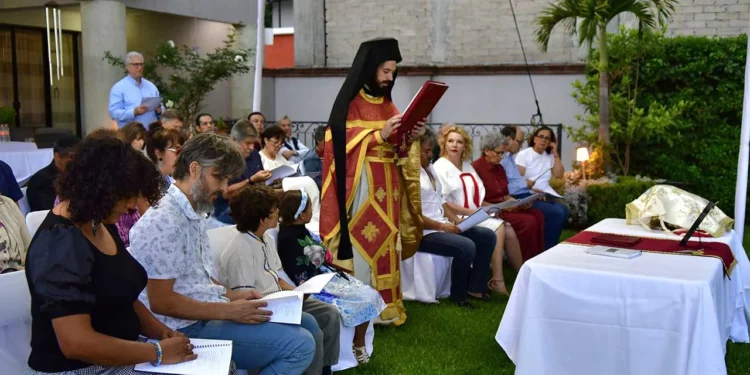 Fotos: Rubén Morales // Familias de la comunidad local participaron con devoción en la ceremonia litúrgica.