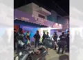Flores y mercancía quedaron esparcidas en el suelo tras el violento ingreso de civiles y uniformados.