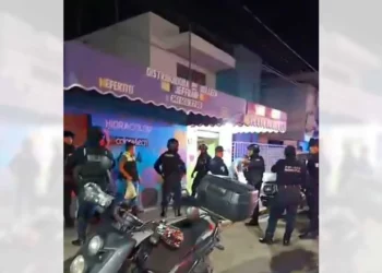 Flores y mercancía quedaron esparcidas en el suelo tras el violento ingreso de civiles y uniformados.