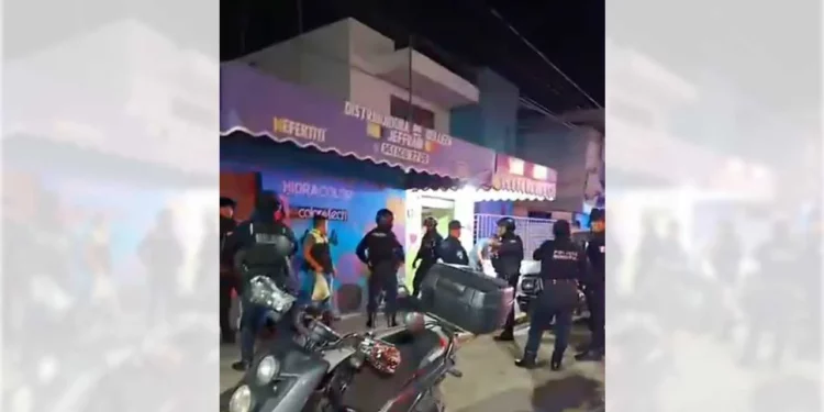 Flores y mercancía quedaron esparcidas en el suelo tras el violento ingreso de civiles y uniformados.