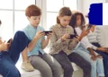 ¿Adiós a las pantallas? Francia busca prohibir por completo los celulares en las escuelas para septiembre