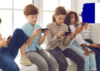 ¿Adiós a las pantallas? Francia busca prohibir por completo los celulares en las escuelas para septiembre