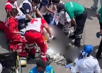 VIDEO | Se infarta aficionado y es reanimado en plena zona de acceso del estadio ciudad de México
