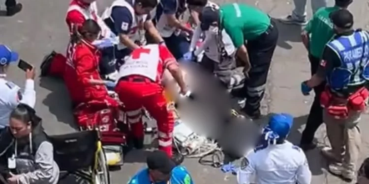 VIDEO | Se infarta aficionado y es reanimado en plena zona de acceso del estadio ciudad de México