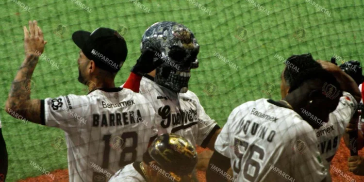 Foto: Jorge Luis Plata // Guerreros aseguró la serie luego de imponerse 9 carreras por 1 a los Charros de Jalisco este domingo.