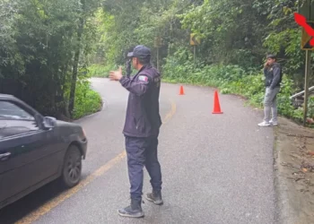 Volcadura en la Sierra Flores Magón deja cinco lesionados; ya fueron dados de alta