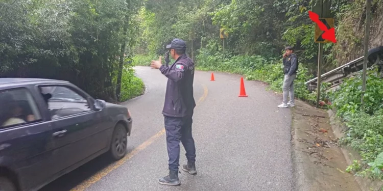 Volcadura en la Sierra Flores Magón deja cinco lesionados; ya fueron dados de alta