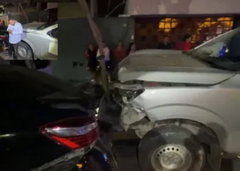 ¡Conductor ebrio desata caos en Oaxaca! Embiste 11 vehículos estacionados y provoca indignación