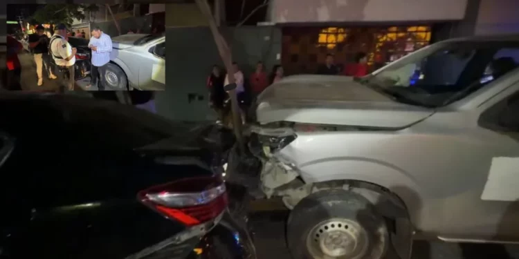 ¡Conductor ebrio desata caos en Oaxaca! Embiste 11 vehículos estacionados y provoca indignación