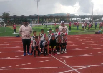 Integrantes del equipo de Reforma, de Huajuapan. Estos pequeños llevaron la ilusión de muchos niños de la Mixteca.