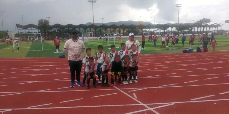 Integrantes del equipo de Reforma, de Huajuapan. Estos pequeños llevaron la ilusión de muchos niños de la Mixteca.