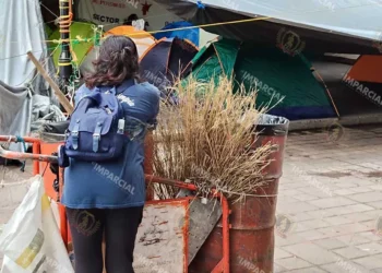 Foto: Jesús Santiago // Imposible entrar a limpiar el zócalo por el plantón magisterial.