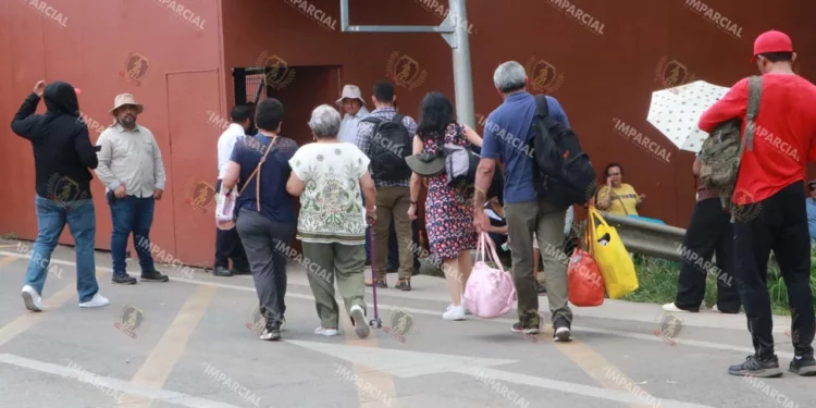 Foto: Adrián Gaytán // Incomodidades para pasajeros aéreos a causa de la protesta magisterial.