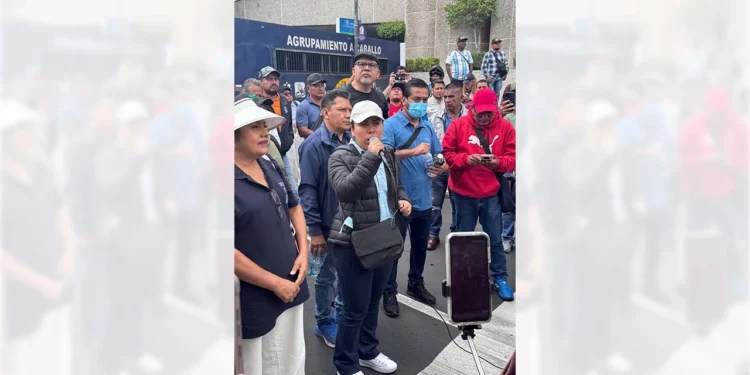 Foto: Cencos 22 // Integrantes de la Comisión Nacional Única de Negociación (CNUN) tras salir de la negociación en la Secretaría de Gobernación.