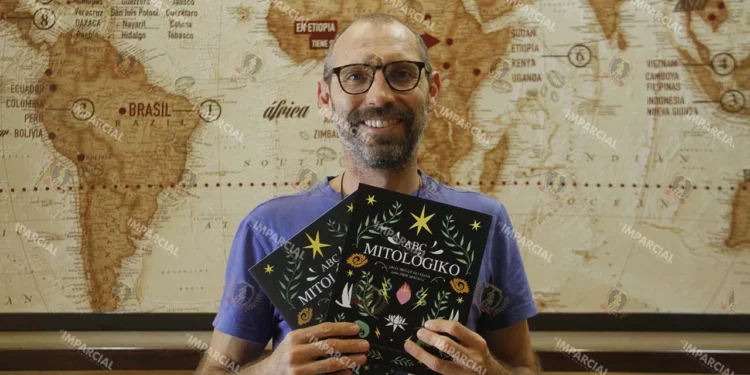 Juan Pablo González señaló que uno de los principales objetivos del libro es incentivar el diálogo entre padres e hijos.