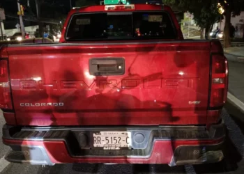 La camioneta Chevrolet color rojo que conducía el exedil presentó daños.