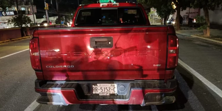 La camioneta Chevrolet color rojo que conducía el exedil presentó daños.
