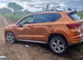 La camioneta Seat Ateca color naranja quedó destrozada a la orilla.