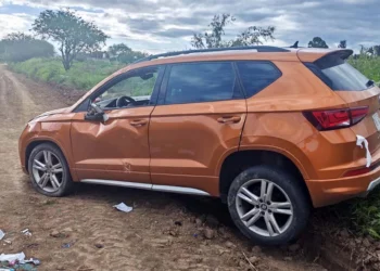 La camioneta Seat Ateca color naranja quedó destrozada a la orilla.