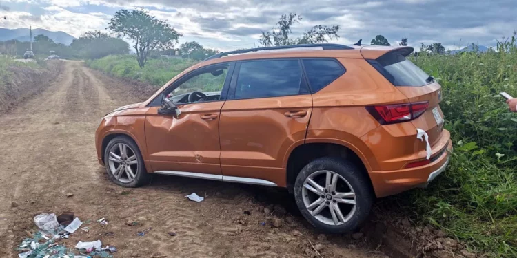 La camioneta Seat Ateca color naranja quedó destrozada a la orilla.