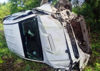 La camioneta Toyota Tacoma con placas de Chiapas quedó con las llantas hacia arriba tras salirse del camino en el tramo de Juchitán de Zaragoza.