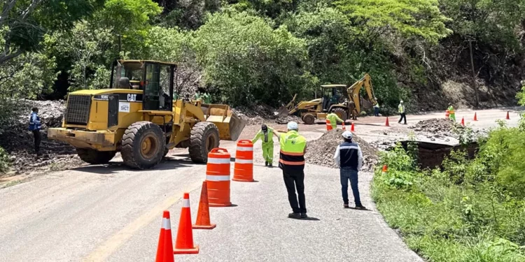 La circulación se mantiene en todas las carreteras de Oaxaca, aunque hubo caída de piedras y ramas de árboles.