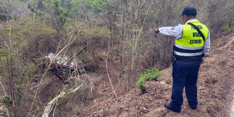 La pesada unidad terminó al fondo de un barranco de 20 metros.