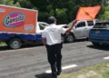 Las dos camionetas Nissan sufrieron graves afectaciones materiales en la parte frontal.