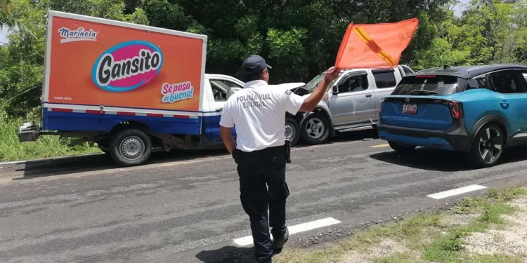 Las dos camionetas Nissan sufrieron graves afectaciones materiales en la parte frontal.