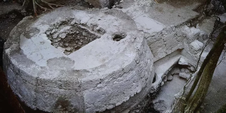 La estructura denominada “Okox” presenta características arquitectónicas únicas y evidencias de entierros rituales.