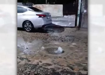 Foto: cortesía // La imagen compartida por vecinos de El Marquesado de las aguas negras fugándose del drenaje.