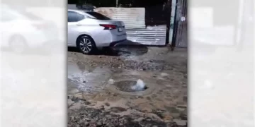 Foto: cortesía // La imagen compartida por vecinos de El Marquesado de las aguas negras fugándose del drenaje.