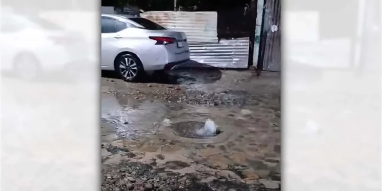 Foto: cortesía // La imagen compartida por vecinos de El Marquesado de las aguas negras fugándose del drenaje.