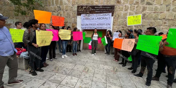 Foto: Adrián Gaytán // La protesta de trabajadores de la UTVCO en el Centro Gastronómico.
