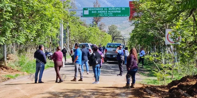 Foto: Jesús Santiago // La reapertura del acceso a Huayapam por parte de Tlalixtac.