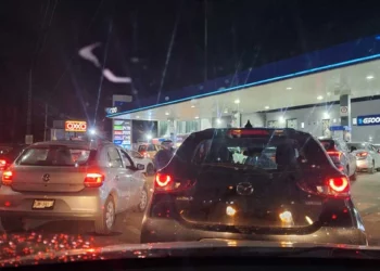 Foto: cortesía // Largas filas cerca de la medianoche del martes para cargar combustible.