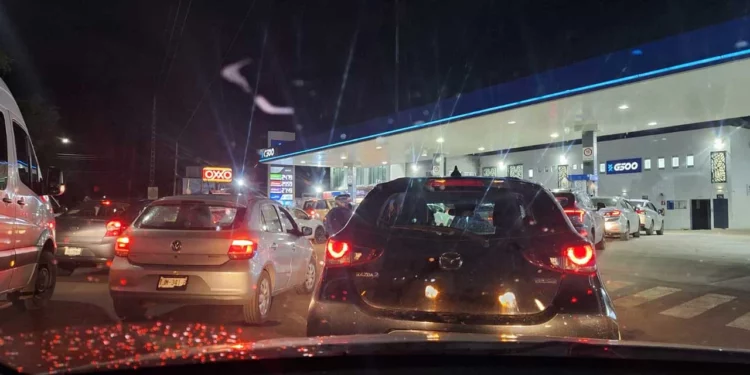 Foto: cortesía // Largas filas cerca de la medianoche del martes para cargar combustible.