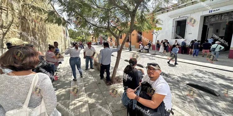 Foto: Adrián Gaytán // Largas filas en las oficinas del SAT.