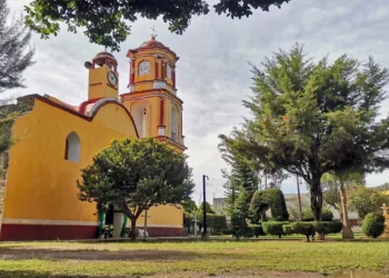 Las calles de San Juan Mixtepec se llenan de color, música y tradición durante las festividades patronales.