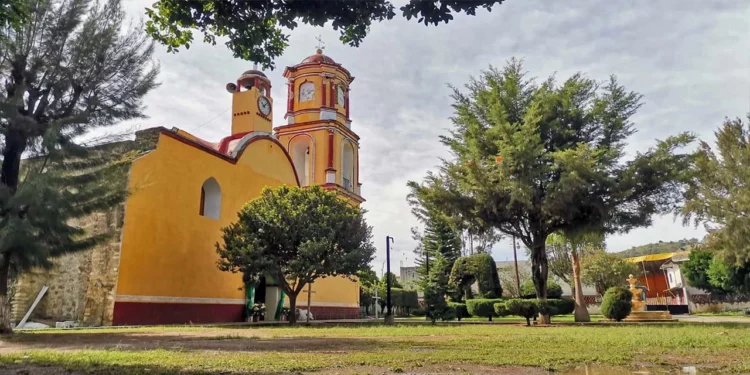 Las calles de San Juan Mixtepec se llenan de color, música y tradición durante las festividades patronales.