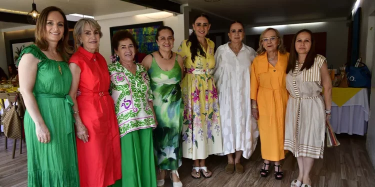 Las invitadas compartieron una agradable mañana de convivencia, buenos deseos y felicitaciones en honor de la festejada.