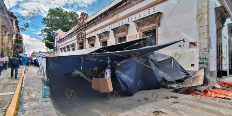 Foto: Jesús Santiago // Lonas, plásticos, el campamento magisterial en Oaxaca muestra ya los estragos de la lluvia y el cansancio.