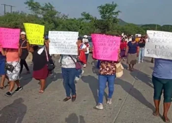 Los habitantes llegaron hasta la entrada misma de la Refinería “Antonio Dovalí Jaime”.