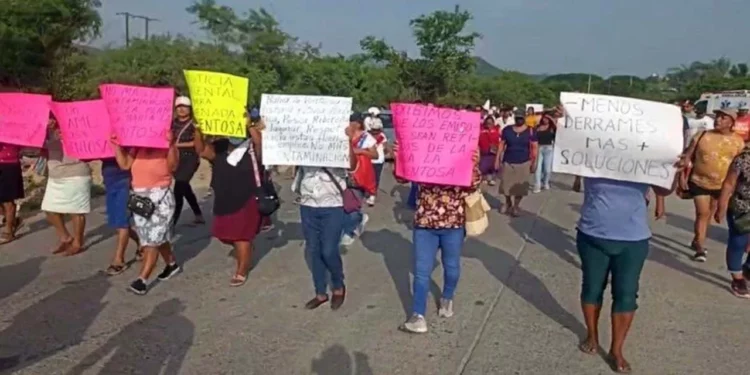 Los habitantes llegaron hasta la entrada misma de la Refinería “Antonio Dovalí Jaime”.