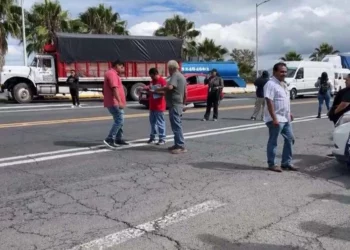 Foto: redes sociales // Los transportistas bloquearon ambos carriles de la autopista por algunos minutos.