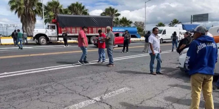 Foto: redes sociales // Los transportistas bloquearon ambos carriles de la autopista por algunos minutos.